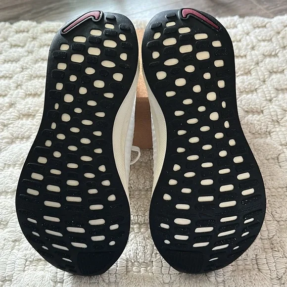 Women’s Nike InfinityRN 4 | White and Silver | Size 9 - Picture 3 of 4